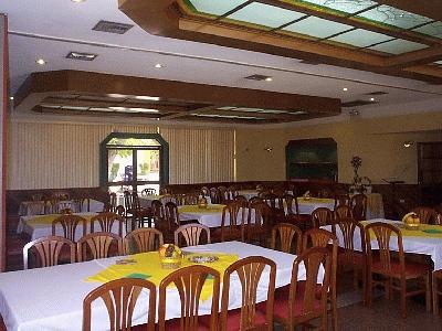 salon.jpg (30002 bytes)